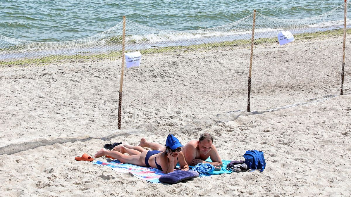 Fotky: Zaminované pláže v Oděse i přes zákaz lákají plavce